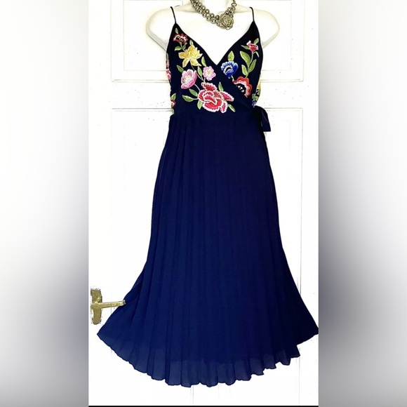 ASOS Design Embroidered Pleated Spaghetti Strap MIDI Dress Size 6 NWOT - Picture 3 of 6